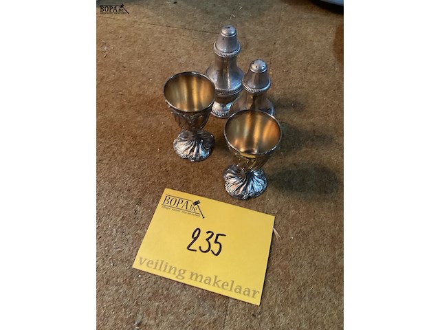 Lot 235 - verzilverde bekertjes en peper-en zoutvat - afbeelding 1 van  2