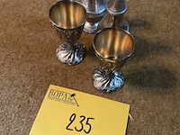 Lot 235 - verzilverde bekertjes en peper-en zoutvat - afbeelding 1 van  2