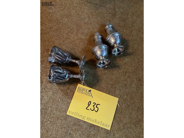 Lot 235 - verzilverde bekertjes en peper-en zoutvat - afbeelding 2 van  2
