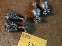 Lot 235 - verzilverde bekertjes en peper-en zoutvat - afbeelding 2 van  2