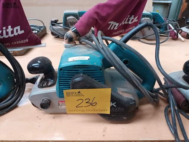 Lot 236 - bandschuurmachine makita - afbeelding 1 van  3