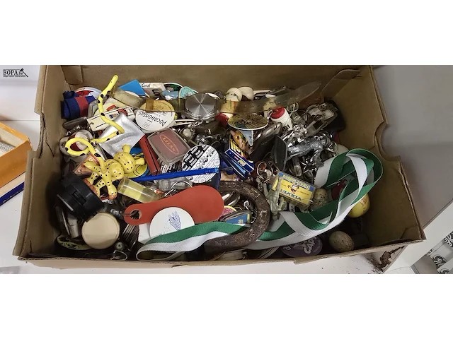 Lot 236 - doos met allerlei oude sleutelhangers - afbeelding 1 van  3