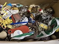 Lot 236 - doos met allerlei oude sleutelhangers - afbeelding 1 van  3