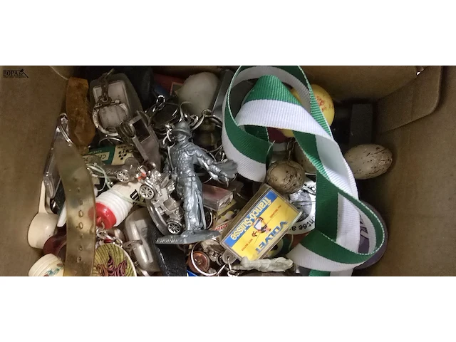 Lot 236 - doos met allerlei oude sleutelhangers - afbeelding 2 van  3