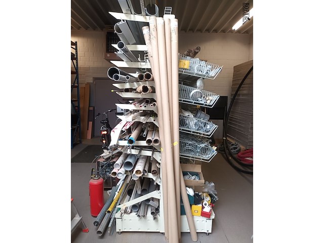 Lot 236 - dubbelzijdig gondella rek - afbeelding 1 van  4