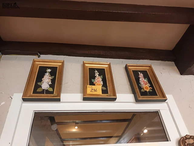 Lot 236 - kaders met bloemen. 3 stuks - afbeelding 1 van  3