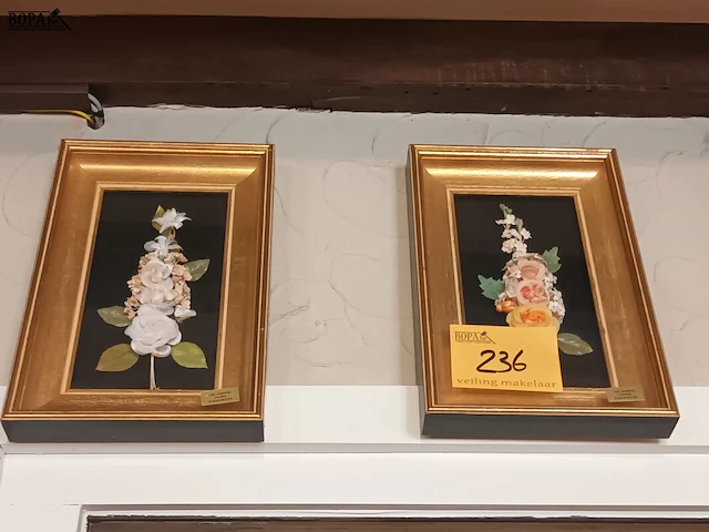 Lot 236 - kaders met bloemen. 3 stuks - afbeelding 2 van  3