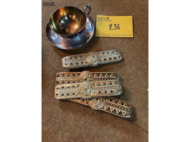 Lot 236 - verzilverde koffietas met bordje gegraveerd christoffle/serv - afbeelding 1 van  5