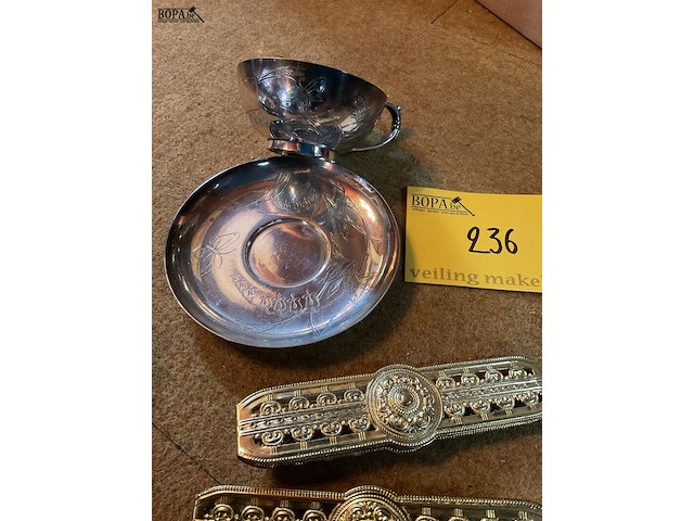 Lot 236 - verzilverde koffietas met bordje gegraveerd christoffle/serv - afbeelding 2 van  5