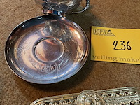 Lot 236 - verzilverde koffietas met bordje gegraveerd christoffle/serv - afbeelding 2 van  5