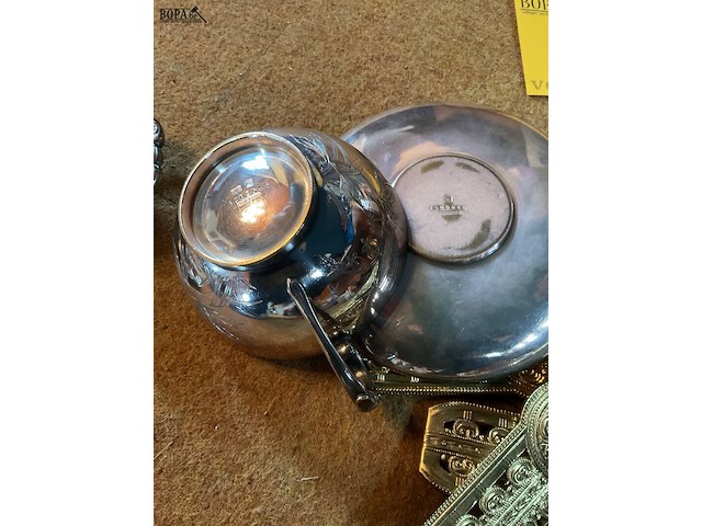 Lot 236 - verzilverde koffietas met bordje gegraveerd christoffle/serv - afbeelding 3 van  5