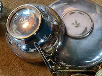 Lot 236 - verzilverde koffietas met bordje gegraveerd christoffle/serv - afbeelding 3 van  5