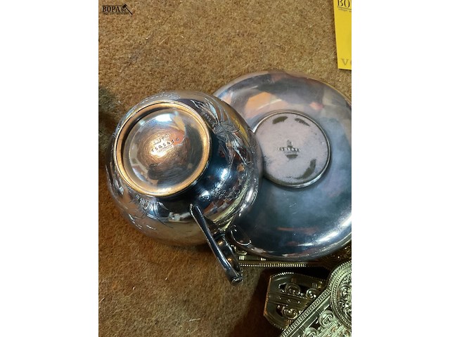 Lot 236 - verzilverde koffietas met bordje gegraveerd christoffle/serv - afbeelding 4 van  5