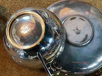 Lot 236 - verzilverde koffietas met bordje gegraveerd christoffle/serv - afbeelding 4 van  5