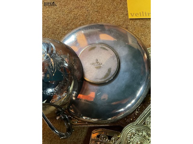 Lot 236 - verzilverde koffietas met bordje gegraveerd christoffle/serv - afbeelding 5 van  5