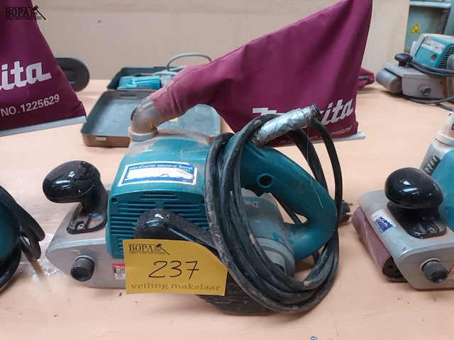 Lot 237 - bandschuurmachine makita - afbeelding 1 van  3