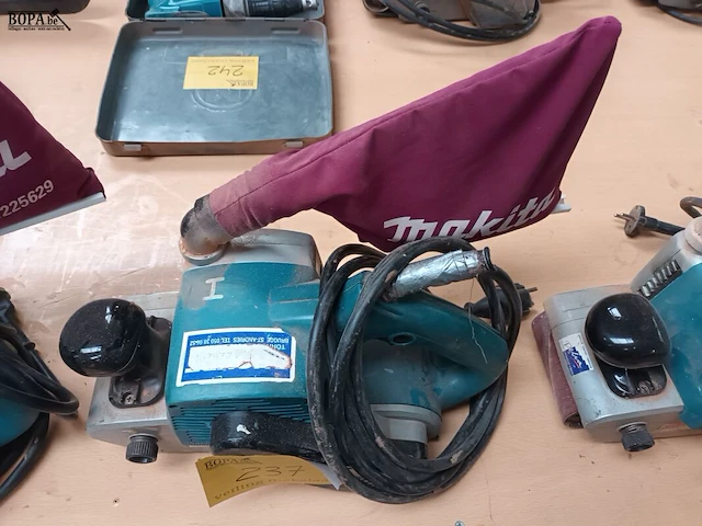 Lot 237 - bandschuurmachine makita - afbeelding 3 van  3