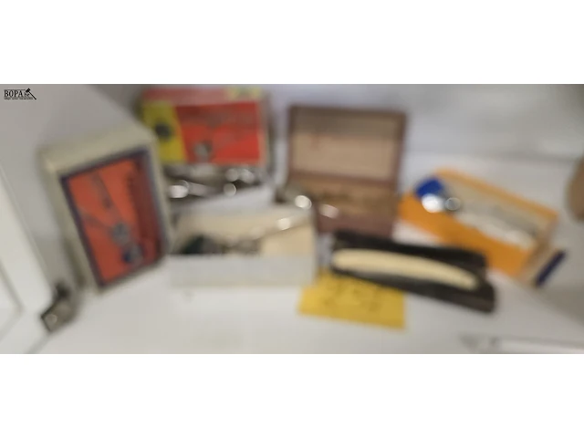 Lot 237 - handhaarknippers en scheermessen - afbeelding 1 van  4