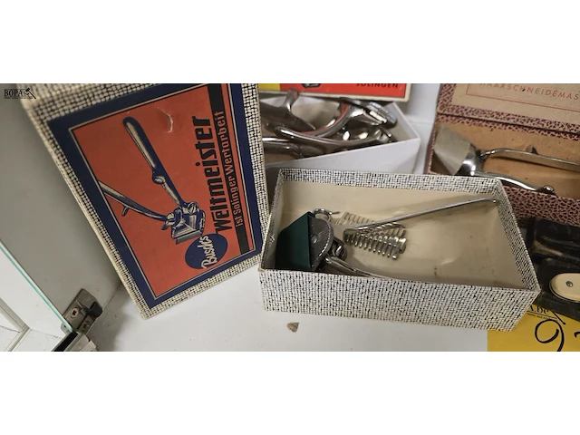 Lot 237 - handhaarknippers en scheermessen - afbeelding 2 van  4