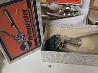 Lot 237 - handhaarknippers en scheermessen - afbeelding 2 van  4