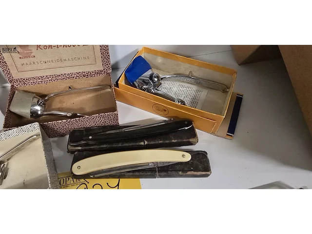 Lot 237 - handhaarknippers en scheermessen - afbeelding 4 van  4