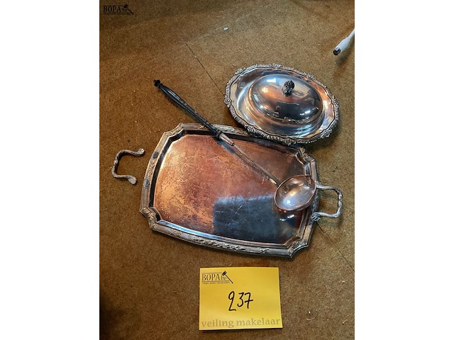 Lot 237 - verzilverd dienblad/opscheplepel houten handvat/boterstolp - afbeelding 1 van  1