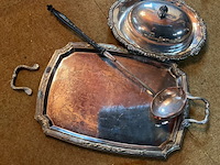 Lot 237 - verzilverd dienblad/opscheplepel houten handvat/boterstolp - afbeelding 1 van  1