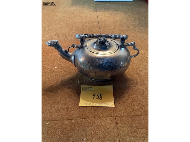Lot 238 - antieken tinnen theepot - afbeelding 1 van  3