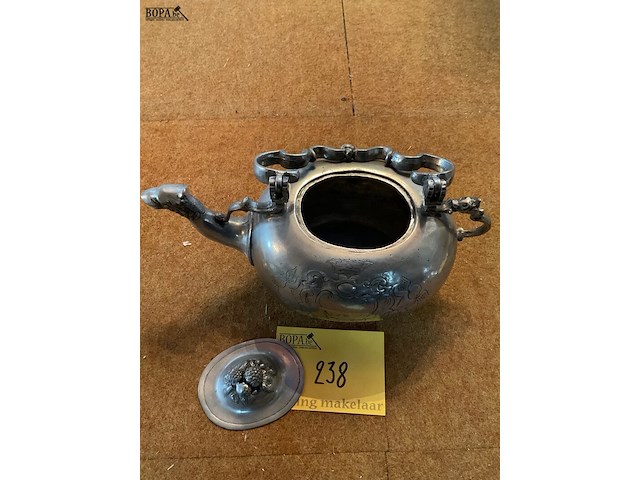 Lot 238 - antieken tinnen theepot - afbeelding 2 van  3