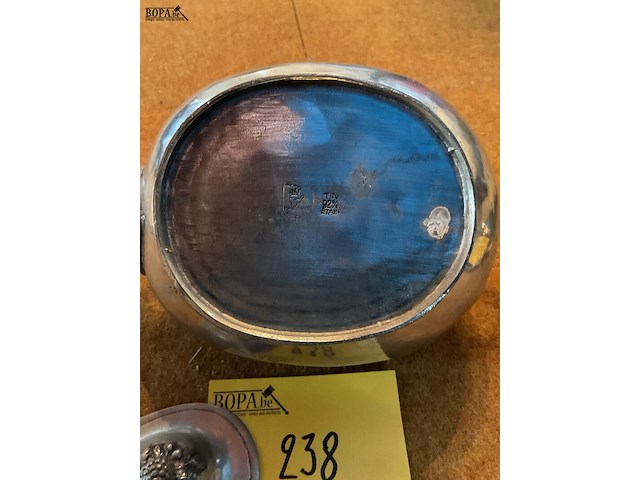 Lot 238 - antieken tinnen theepot - afbeelding 3 van  3