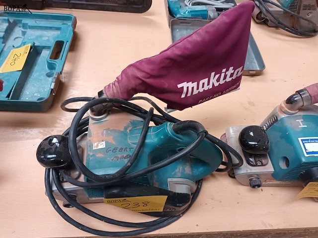 Lot 238 - bandschuurmachine makita - afbeelding 3 van  3