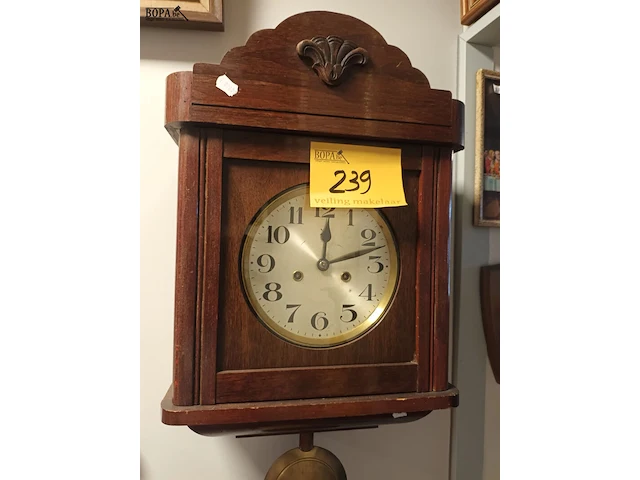 Lot 239 - antieke klok - afbeelding 1 van  5