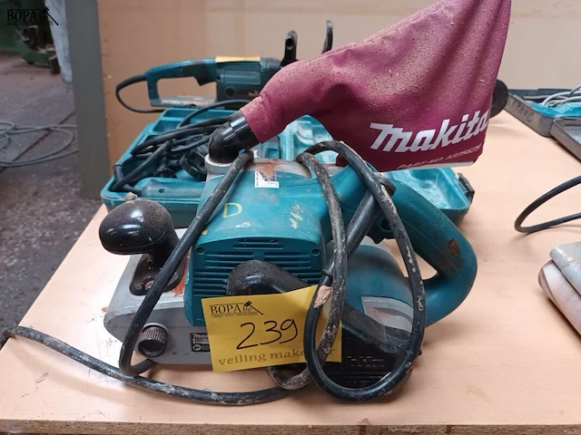 Lot 239 - bandschuurmachine makita - afbeelding 1 van  3