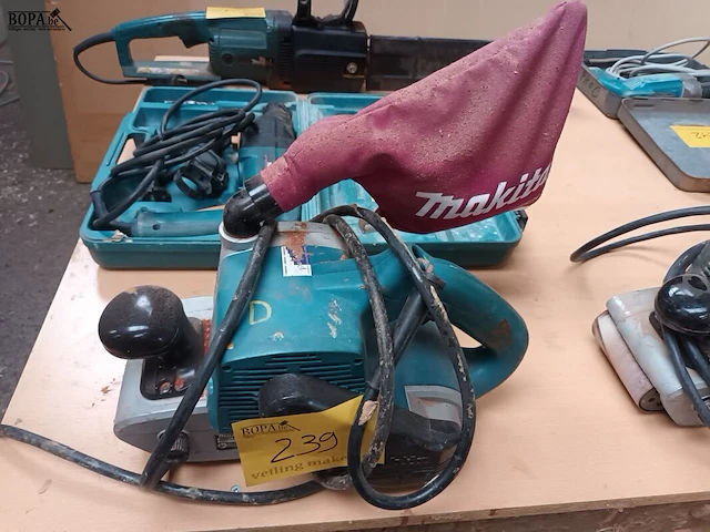 Lot 239 - bandschuurmachine makita - afbeelding 3 van  3