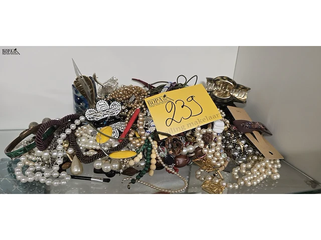 Lot 239 - fantasiejuwelen - afbeelding 1 van  4