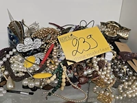 Lot 239 - fantasiejuwelen - afbeelding 1 van  4