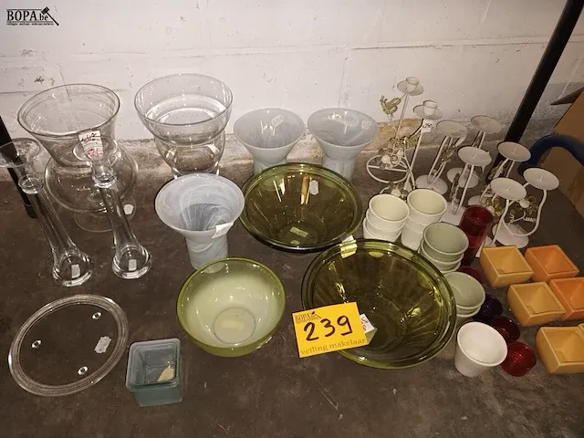 Lot 239 - glaswerk, kandelaars en potjes. 45 stuks - afbeelding 1 van  3