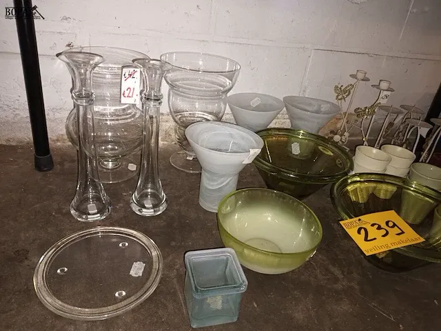 Lot 239 - glaswerk, kandelaars en potjes. 45 stuks - afbeelding 3 van  3