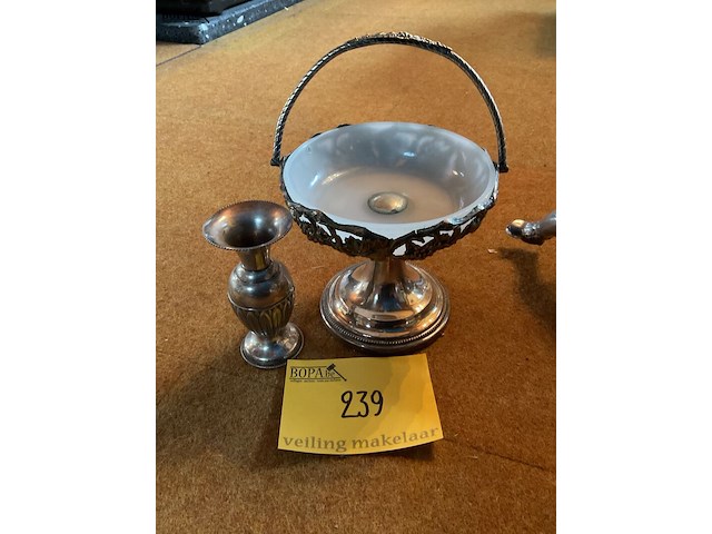 Lot 239 - schaaltje op voet verzilverd/porselein/verzilverd bekertje - afbeelding 1 van  2