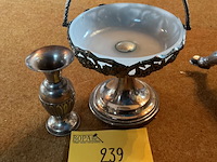 Lot 239 - schaaltje op voet verzilverd/porselein/verzilverd bekertje - afbeelding 1 van  2