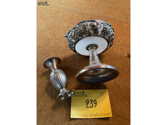 Lot 239 - schaaltje op voet verzilverd/porselein/verzilverd bekertje - afbeelding 2 van  2