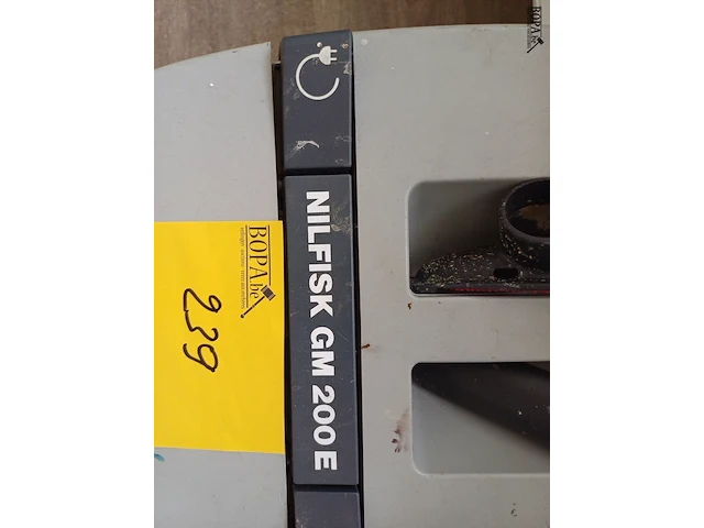Lot 239 - stofzuiger nilfisk - afbeelding 2 van  3