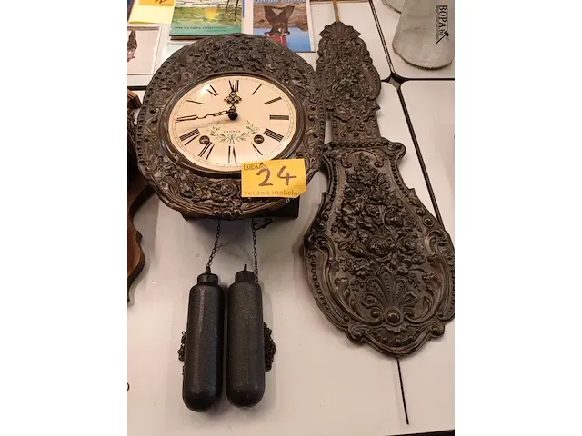 Lot 24 - comtoise klok - afbeelding 1 van  4