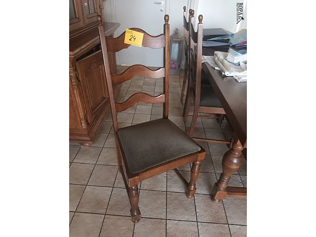 Lot 24 - houten eetkamer stoelen. 6 stuks - afbeelding 1 van  3