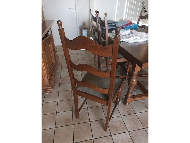 Lot 24 - houten eetkamer stoelen. 6 stuks - afbeelding 3 van  3