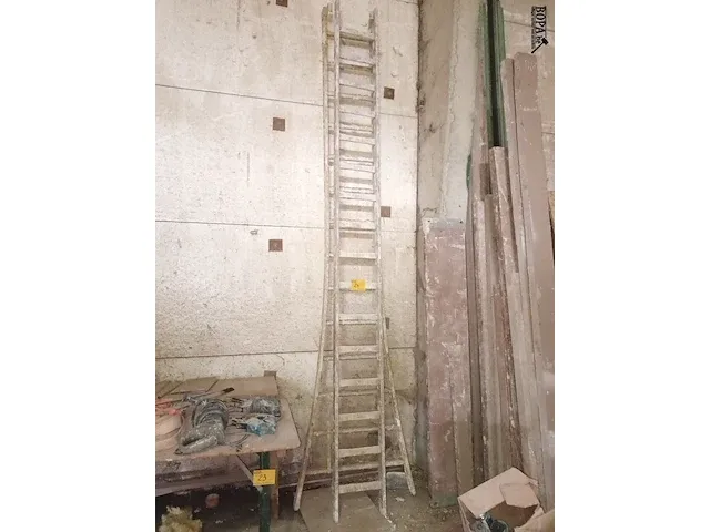 Lot 24 - houten ladder 2 x 16 sporten - afbeelding 1 van  3