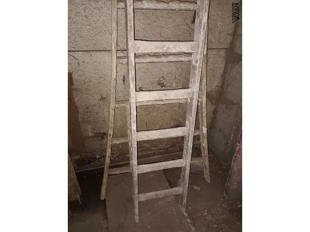 Lot 24 - houten ladder 2 x 16 sporten - afbeelding 2 van  3
