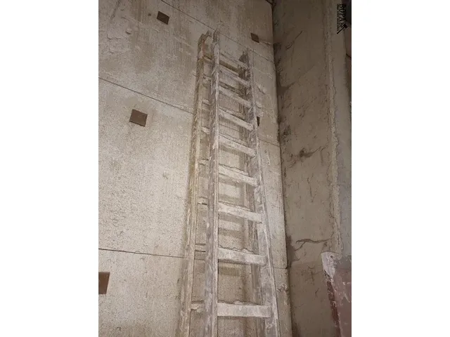 Lot 24 - houten ladder 2 x 16 sporten - afbeelding 3 van  3