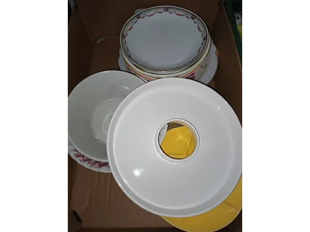 Lot 24 - huisraad. 2 dozen - afbeelding 2 van  4