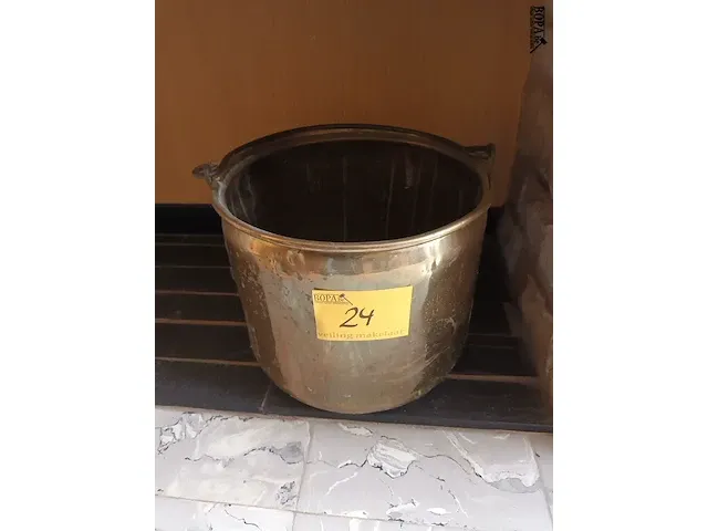 Lot 24 - koperen ketel - afbeelding 1 van  2